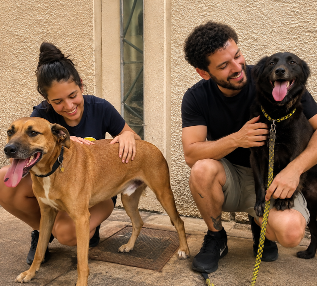 Família com seus pets adotados